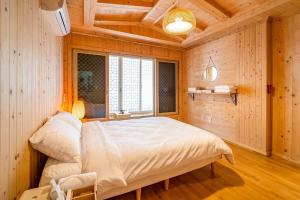 Postel nebo postele na pokoji v ubytování Ellon Hanok Pension