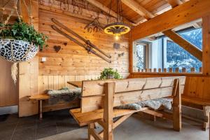盧松的住宿－Raffreiderhof Apt Zirbe，小木屋内带长凳的木制客房
