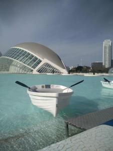 Alojame Valencia في فالنسيا: قارب في الماء امام مبنى