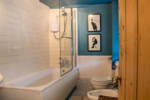 A bathroom at Charming 2BD Cottage in the Heart of Kingham!