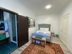 Postel nebo postele na pokoji v ubytování Duet Hostel & Hotel