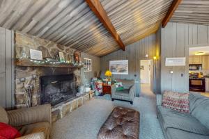 ein Wohnzimmer mit einem Steinkamin und einem Sofa in der Unterkunft Bear Hill Views in Ludlow