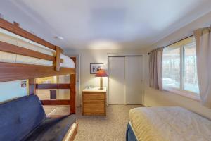 - une chambre avec des lits superposés et une fenêtre dans l'établissement Bear Hill Views, à Ludlow