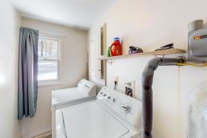 - un lave-linge dans la salle de bains pourvue d'un lavabo dans l'établissement Bear Hill Views, à Ludlow