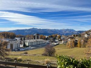 Vistas a una ciudad con montañas en el fondo en Studio avec jardin et vue imprenable sur Valberg et le Saint Honorât, en Péone