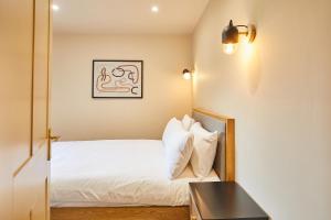 Ένα ή περισσότερα κρεβάτια σε δωμάτιο στο Host & Stay - No.33 +10 φωτογραφίες