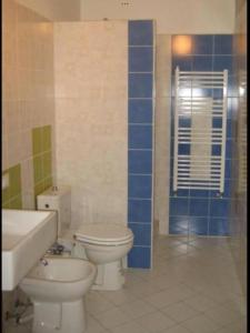 ein Badezimmer mit einem weißen WC und einem Waschbecken in der Unterkunft Backpackers House in Bologna