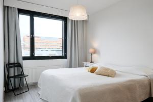 سرير أو أسرّة في غرفة في Comodo Apartments - One bedroom apartment - Munkkisaari, Helsinki