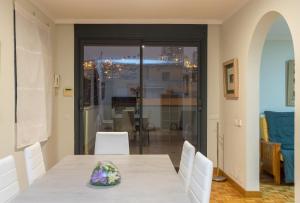 uma sala de jantar com uma mesa e cadeiras brancas em 2BR Penthouse with Terrace and City views em Las Palmas de Gran Canaria