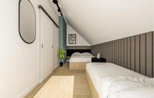 sypialnia z 2 łóżkami i lustrem w obiekcie Pet Friendly Apartment In Jezierzany With House A Panoramic View w mieście Jezierzany