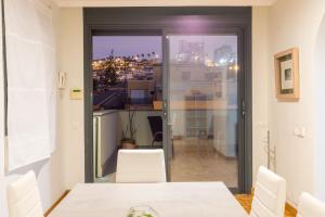 uma sala de jantar com uma mesa e vista para a cidade em 2BR Penthouse with Terrace and City views em Las Palmas de Gran Canaria