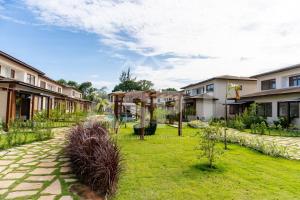 un cortile di un edificio con erba e piante di Barra Grande 129 a Marau