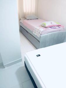 een kleine slaapkamer met een bed en een matras bij Apartamento 3 Carabelas Cartagena Piso 16 in Cartagena