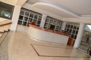 een lobby van een gebouw met een balie erin bij Apartamento 3 Carabelas Cartagena Piso 16 in Cartagena
