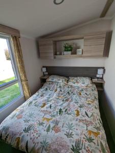 Postel nebo postele na pokoji v ubytování Sleeps 6 Modern and bright Caravan Littlesea Haven Weymouth