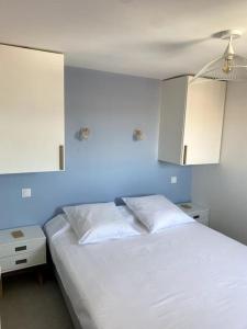 Un pat sau paturi într-o cameră la Appart vue mer coeur ville - Casa Riviera Bellevue