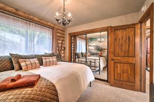 1 dormitorio con cama y ventana grande en Luxury Twain Harte Cabin Private Hot Tub and Views!, en Twain Harte
