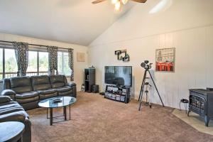 Gambar di galeri bagi Lake View Home with Grill Hike, Boat, Relax! di Kelseyville