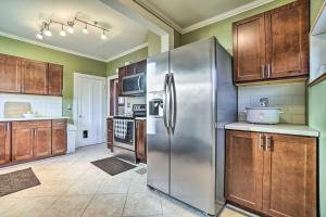 una cocina con nevera de acero inoxidable y armarios de madera en Charming and Family-Friendly Zanesville Home!, en Zanesville