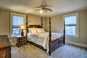 um quarto com uma cama e uma ventoinha de tecto em Charming and Family-Friendly Zanesville Home! em Zanesville