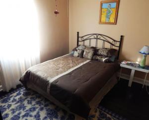 Postel nebo postele na pokoji v ubytování Riverfront Loft Apt A