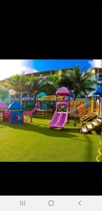 un parque infantil colorido con un tobogán en Ancorar flat resort- porto de galinhas, en Porto de Galinhas