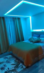 1 dormitorio con 2 camas y luz azul en T2 tout confort climatisé de Lilou, en Aix-en-Provence