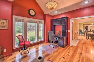 Χώρος καθιστικού στο Spacious Statesboro House with Private Pool!