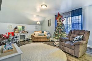 Χώρος καθιστικού στο Clio Apt on 3 Acres, 14 Mi to Frankenmuth!