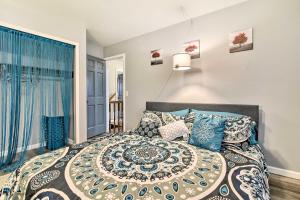 1 dormitorio con 1 cama grande con almohadas azules en Clio Apt on 3 Acres, 14 Mi to Frankenmuth!, en Birch Run