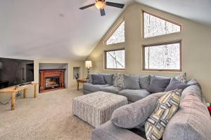 - un salon avec un canapé et une télévision dans l'établissement Spacious and Secluded Home by Pokegama Lake!, à Grand Rapids