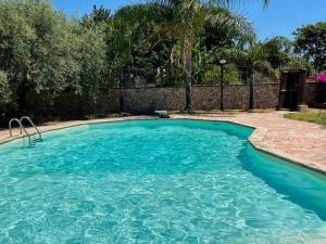 una piscina de agua azul en un patio en Holiday home in Francavilla di Sicilia, en Francavilla di Sicilia