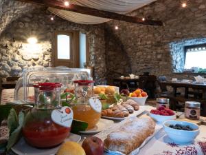 Agritur Sandro في Sporminore: طاولة مع مجموعة من الأنواع المختلفة من الطعام