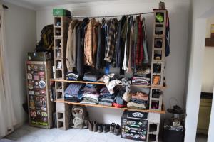 un armario lleno de mucha ropa y zapatos en CasaRafael en Tandil