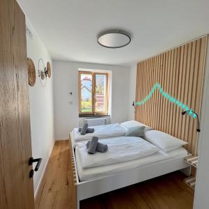 um quarto com duas camas brancas num quarto em Emerald Valley Apartments em Bovec