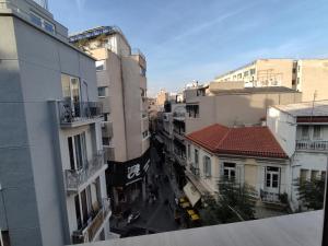 Una vista aérea de una calle de la ciudad con edificios. en ATHENS COMMERCIAL, en Atenas