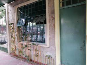 una puerta delantera de un edificio con macetas en Corazón de Bogotá - Vivienda Turística en Bogotá