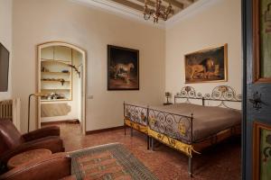 una camera con letto, sedia e divano di Villa Stecchini a Bassano del Grappa