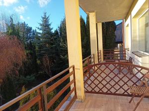 balkon domu z widokiem na las w obiekcie Willa Rosa w mieście Kajetany