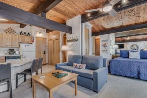 Sala de estar con sofá, cama y mesa en Laurelwood Condominiums 112 en Snowmass Village