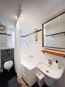 ベルリンにあるBerlinLux Apartments - Gitschinerの白いバスルーム(洗面台、トイレ付)
