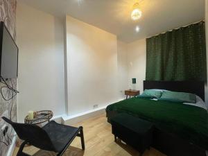 En eller flere senger på et rom på London Luxury Apartment with Private Jacuzzi Hot tub & Sauna