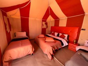 Postel nebo postele na pokoji v ubytování Akabar Luxury Desert Camp