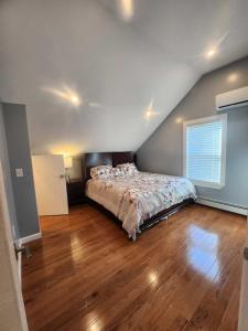 een slaapkamer met een bed en een houten vloer bij Newly updated 3 bedrooms luxury house in Worcester