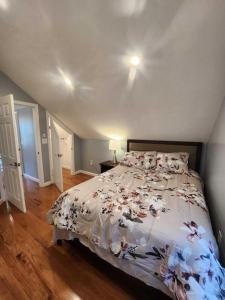 a bedroom with a large bed with a floral bedspread at Newly updated 3 bedrooms luxury house in Worcester