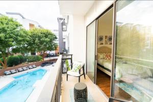 un balcone con piscina e una camera da letto di Luxury Apartment Uptown Wi-Fi Gym Pool Shops Food! Apt 228 a Charlotte