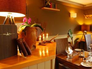 uma mesa de madeira com velas em cima em Dunkery Beacon Country House em Wootton Courtenay