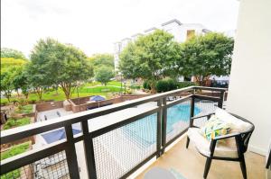uma varanda com vista para uma piscina em Luxury Apartment Uptown Wi-Fi Gym Pool Shops Food! Apt 228 em Charlotte
