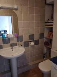 A bathroom at Casa en la Plaza, Hinojares - Ideal for exploring the area