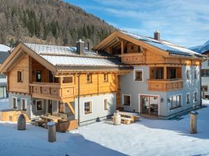 une maison en bois dans la neige avec une montagne dans l'établissement Engadin Chalet - Private Spa Retreat & Appart -St Moritz - Val Bever, à Bever